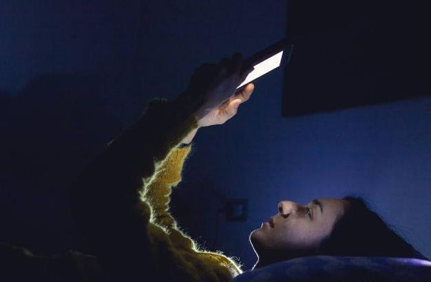为什么手机是睡眠杀手?习惯性睡前玩手机、长期熬夜玩手机的危害