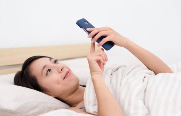 为什么手机是睡眠杀手?习惯性睡前玩手机、长期熬夜玩手机的危害