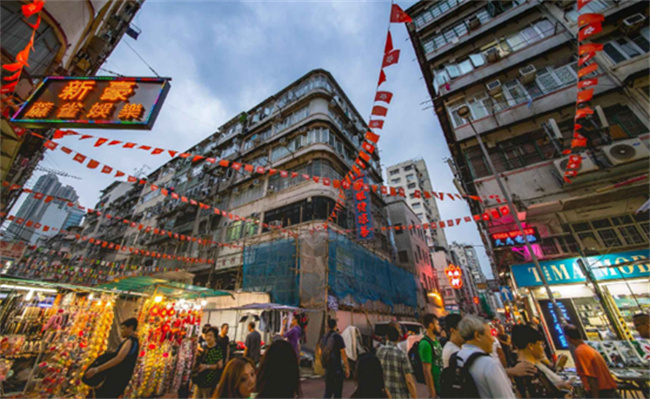 年轻人挤进香港赚钱 真的就能存钱了吗?