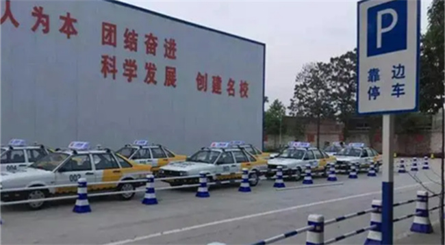 驾校考场旁设收费厕所:不交钱就挂科违法吗?