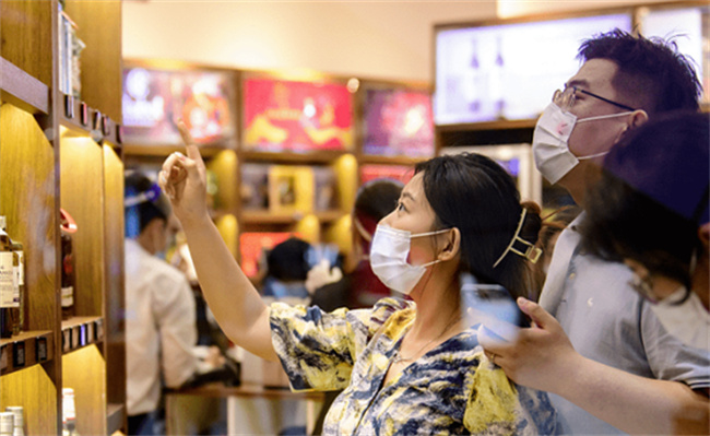 出入境客流量持续增长 口岸免税店销售加速复苏带来了怎样的信心?