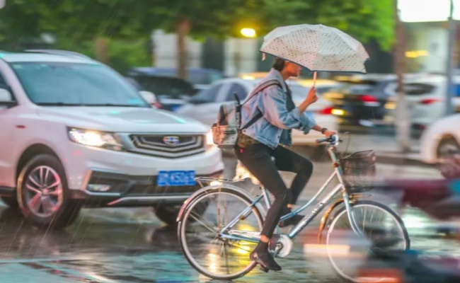 北京南风增强阵风可达7级雷阵雨频刷存在感 外出做好哪些保护?