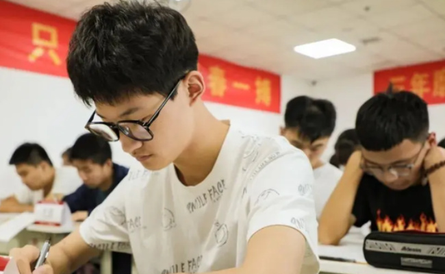 媒体称给高分复读生奖励该取消了 高考落榜复读的利与弊