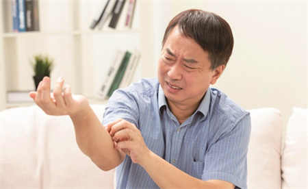 老年人皮肤瘙痒的原因有哪些 怎么治疗