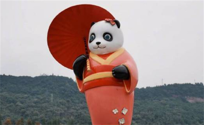 雅安大熊猫雕塑穿和服 如何看待这个问题?