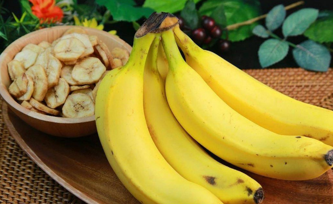 天热时怎么存放香蕉不易腐烂 悬挂在通风处还是经常喷水保湿