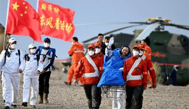 神十五返回舱着陆瞬间 神十五着陆地点在哪?
