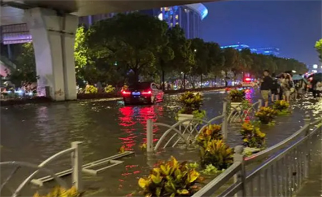 上海暴雨 高架桥成“高架河” 是什么原因造成的呢